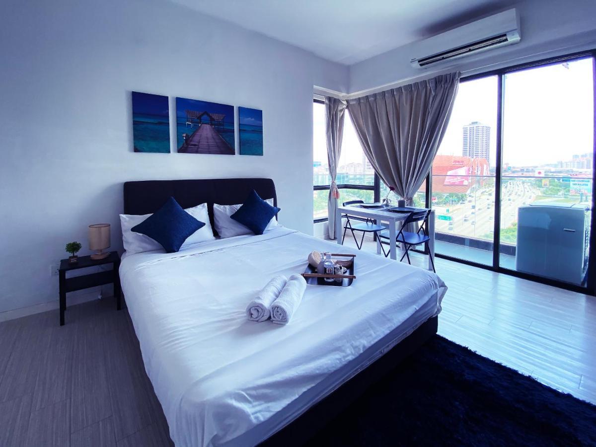 Апартаменты Lily & Loft - The Grand Sofo, Петалинг-Джая Экстерьер фото
