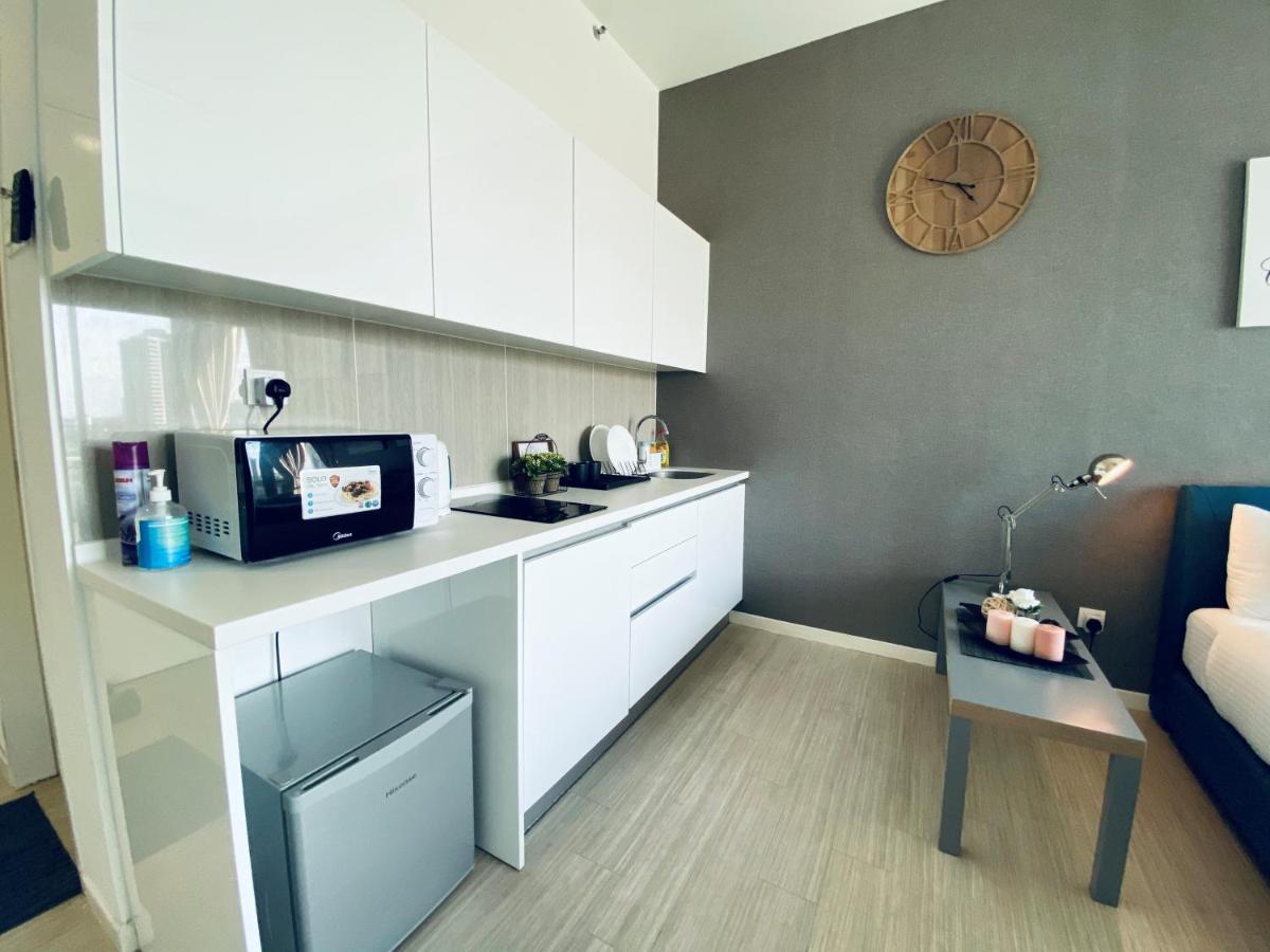 Апартаменты Lily & Loft - The Grand Sofo, Петалинг-Джая Экстерьер фото