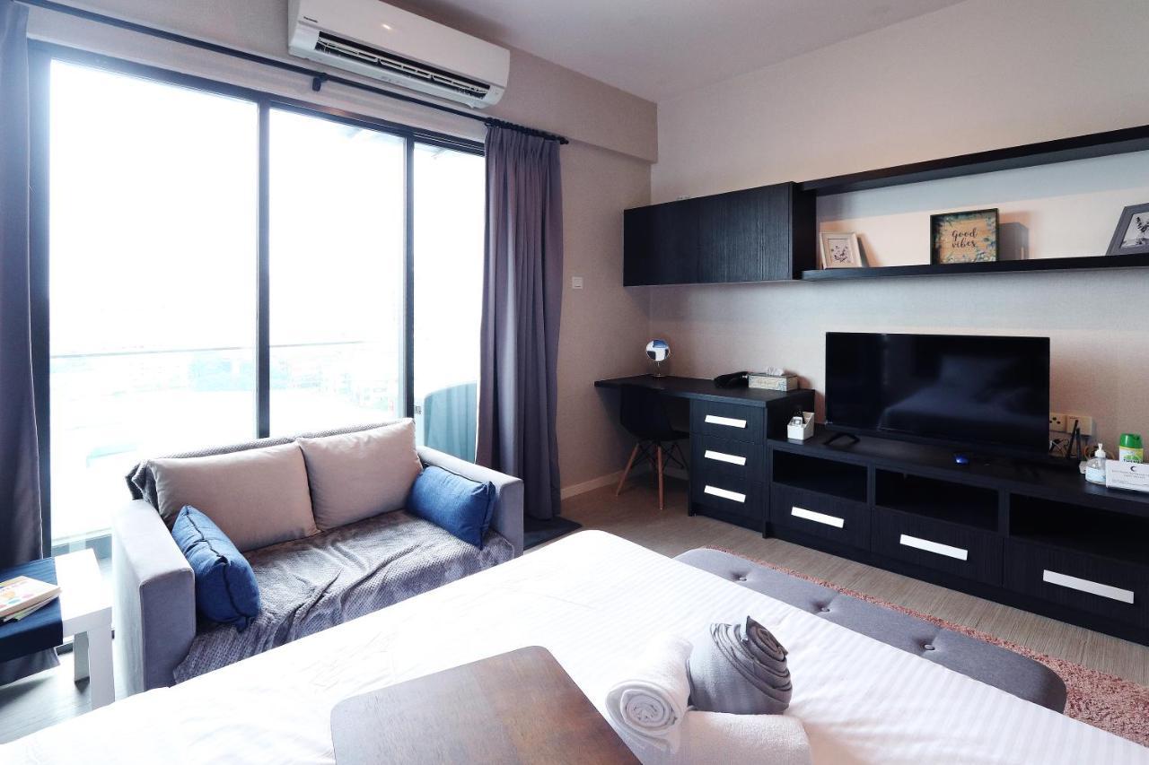 Апартаменты Lily & Loft - The Grand Sofo, Петалинг-Джая Экстерьер фото