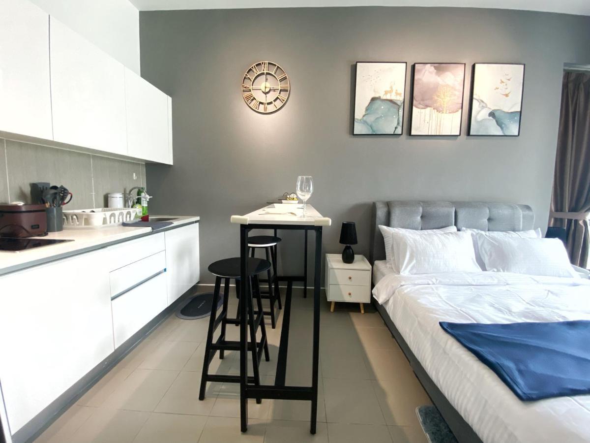 Апартаменты Lily & Loft - The Grand Sofo, Петалинг-Джая Экстерьер фото