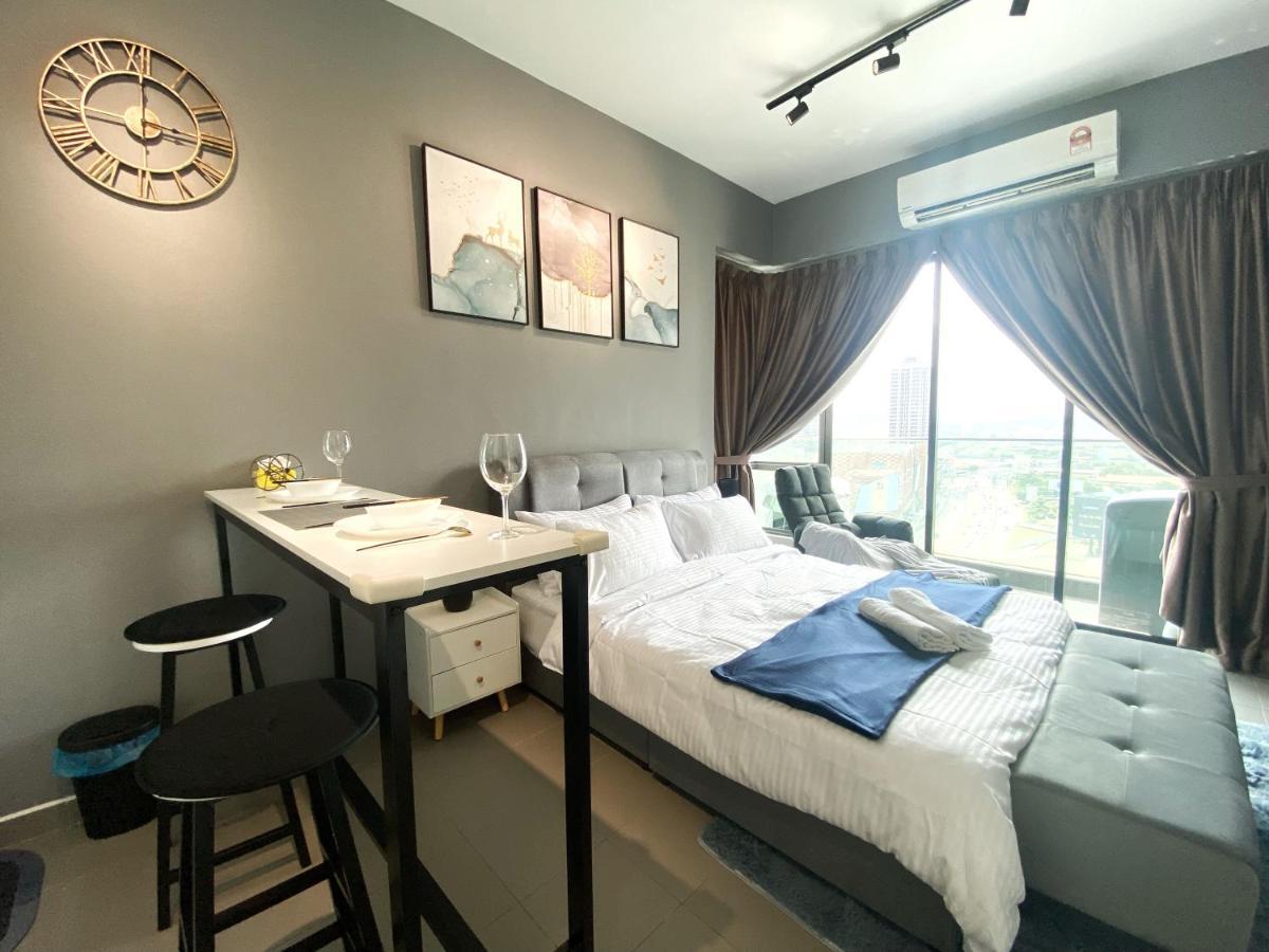 Апартаменты Lily & Loft - The Grand Sofo, Петалинг-Джая Экстерьер фото