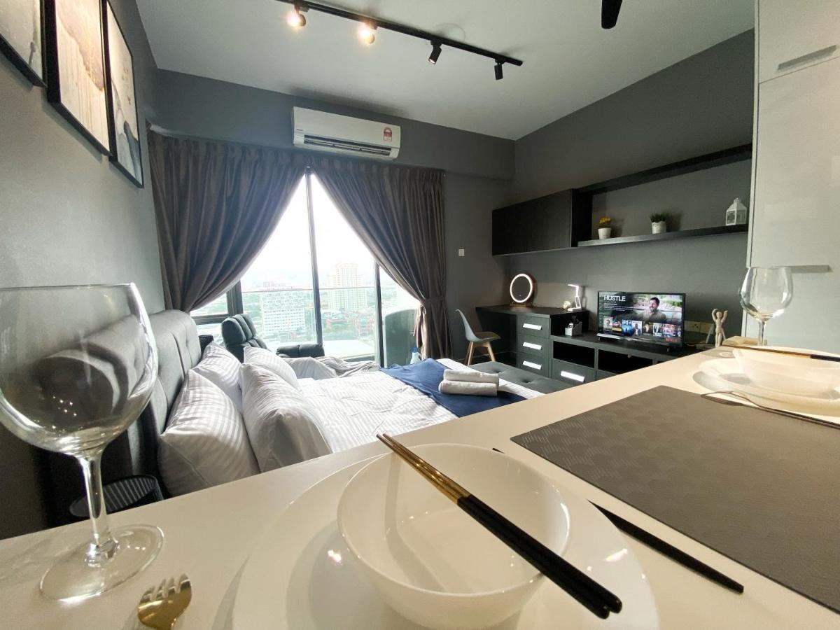 Апартаменты Lily & Loft - The Grand Sofo, Петалинг-Джая Экстерьер фото