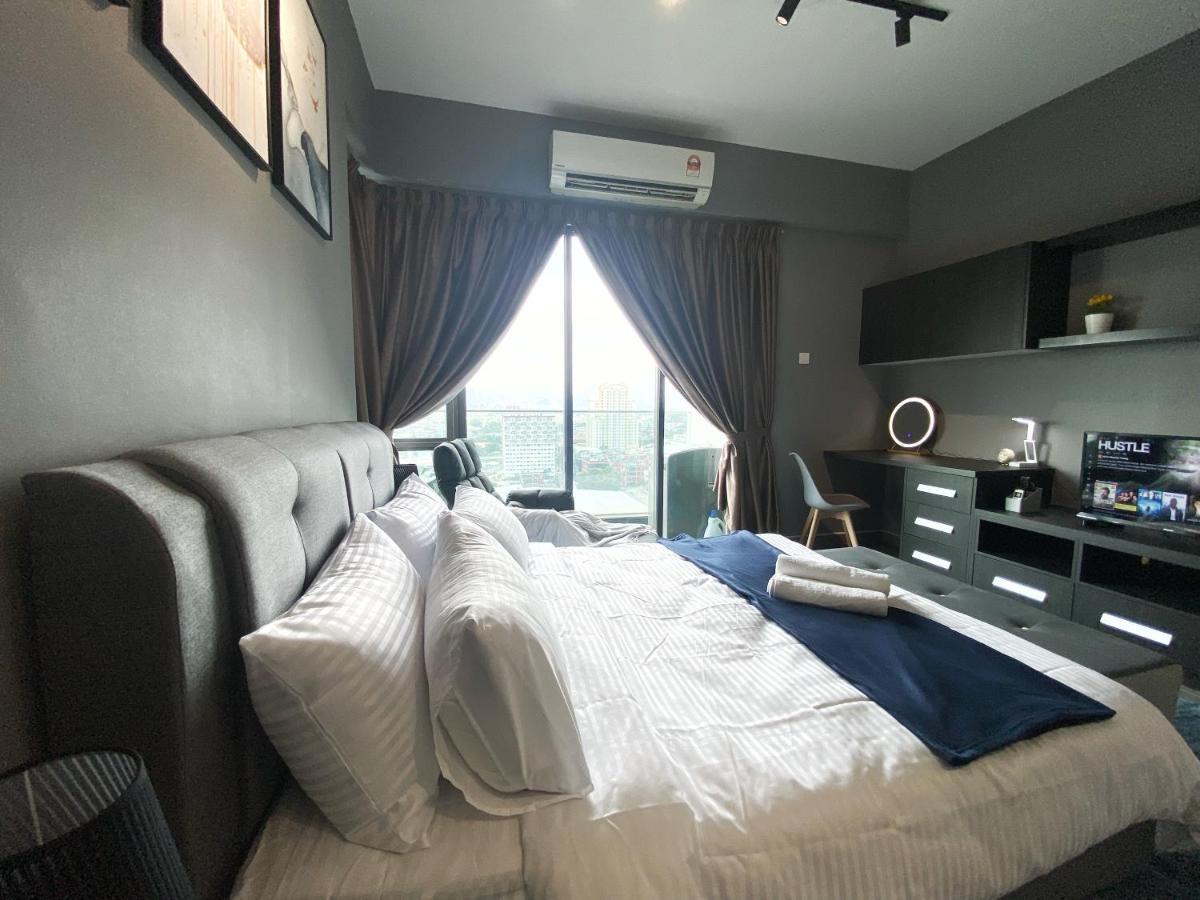 Апартаменты Lily & Loft - The Grand Sofo, Петалинг-Джая Экстерьер фото